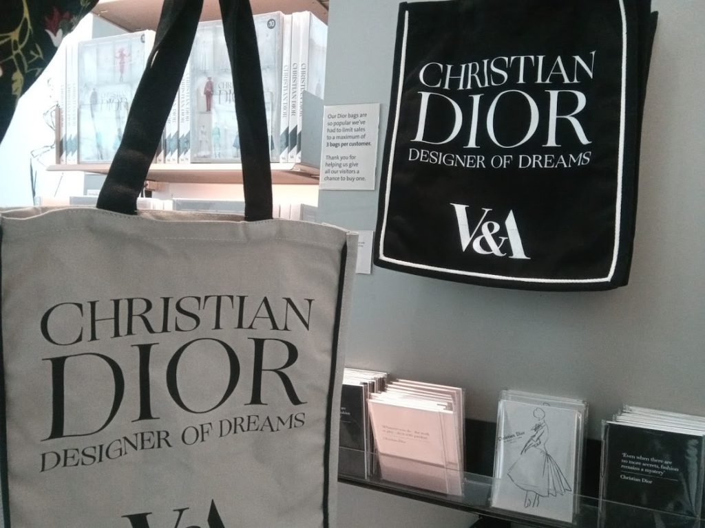 ロンドンひとり旅②】V&A クリスチャン・ディオール展と、その当日券 
